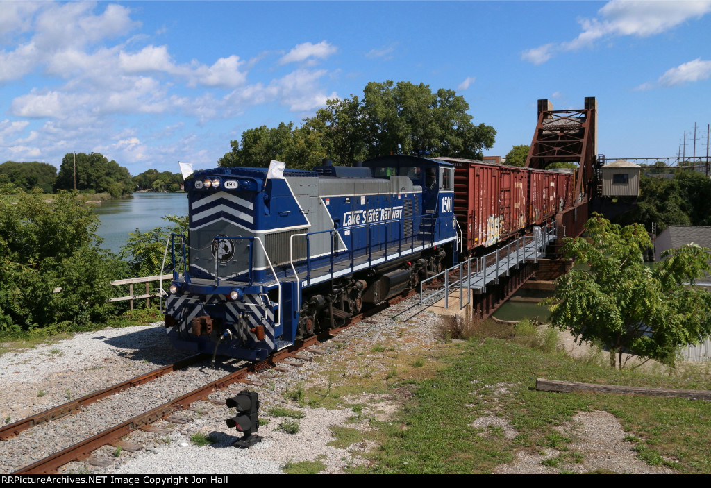 Y505 rolls over the Black River with interchange for CN